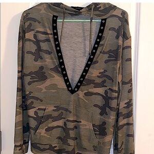 🌸 $3 if Bundled - Small FOREVER 21 Camouflage Long Sleeve Hood PLEASE READ